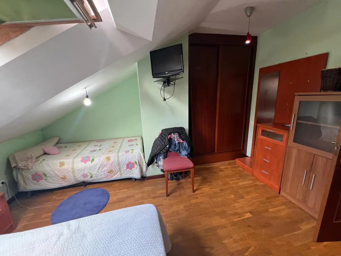 Schlafzimmer von Maisonette zum Verkauf in Nava mit Heizung, Abstellraum und Möbliert