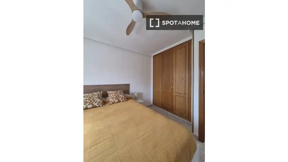 Dormitori de Apartament per a compartir en Santa Pola amb Aire condicionat, Terrassa i Moblat