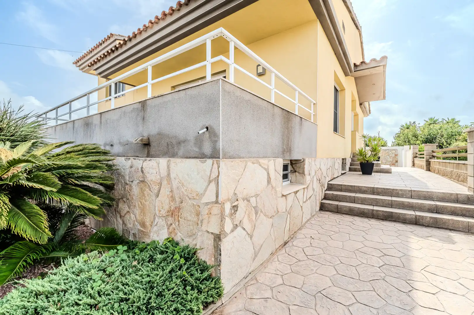 Vista exterior de Casa o xalet en venda en Deltebre amb Aire condicionat, Calefacció i Jardí privat