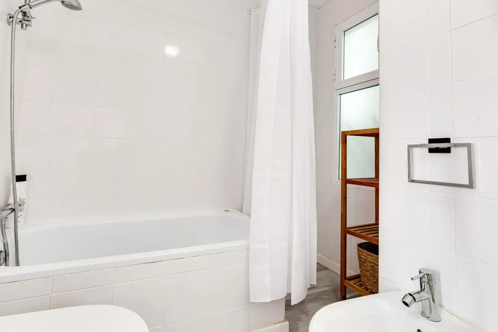 Badezimmer von Wohnungen zur Miete in Torrevieja mit Klimaanlage, Heizung und Privatgarten