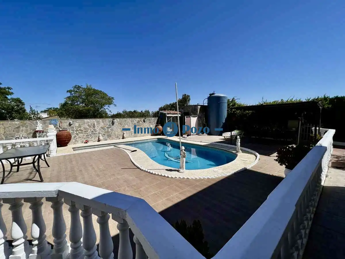 Chalet con piscina en venta en Almendralejo