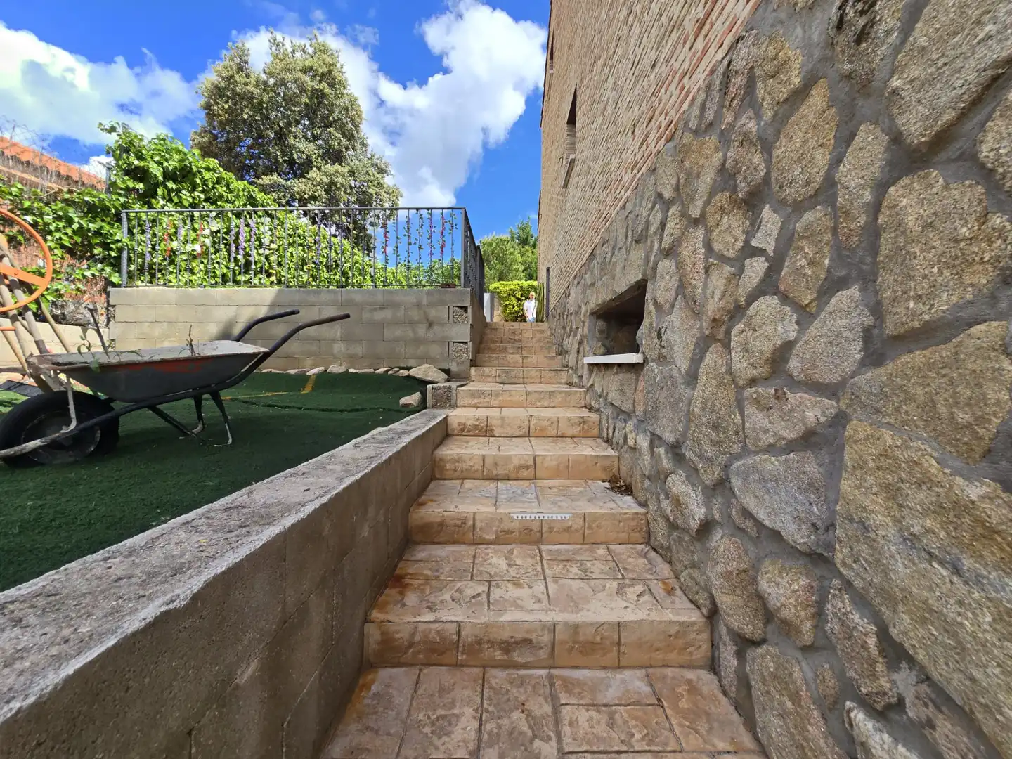 Terrassa de Casa o xalet en venda en Chiloeches amb Calefacció, Jardí privat i Piscina