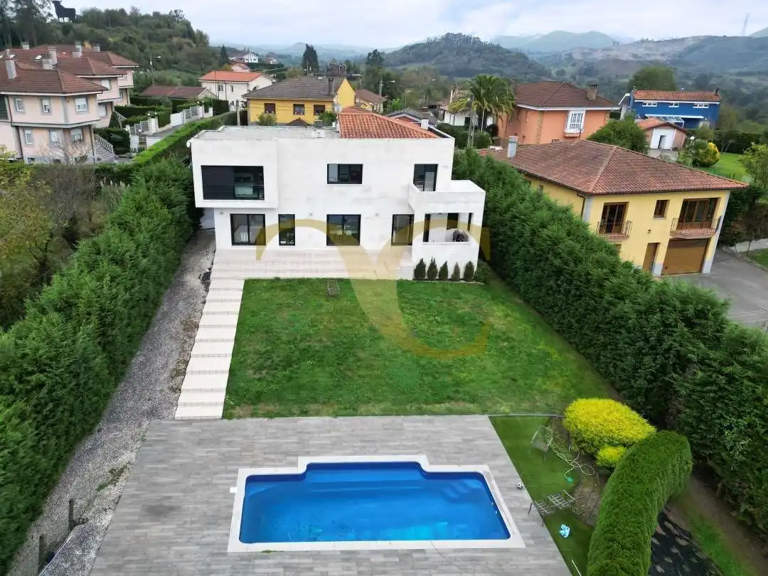 Vista exterior de Casa o xalet en venda en Oviedo  amb Calefacció, Jardí privat i Terrassa