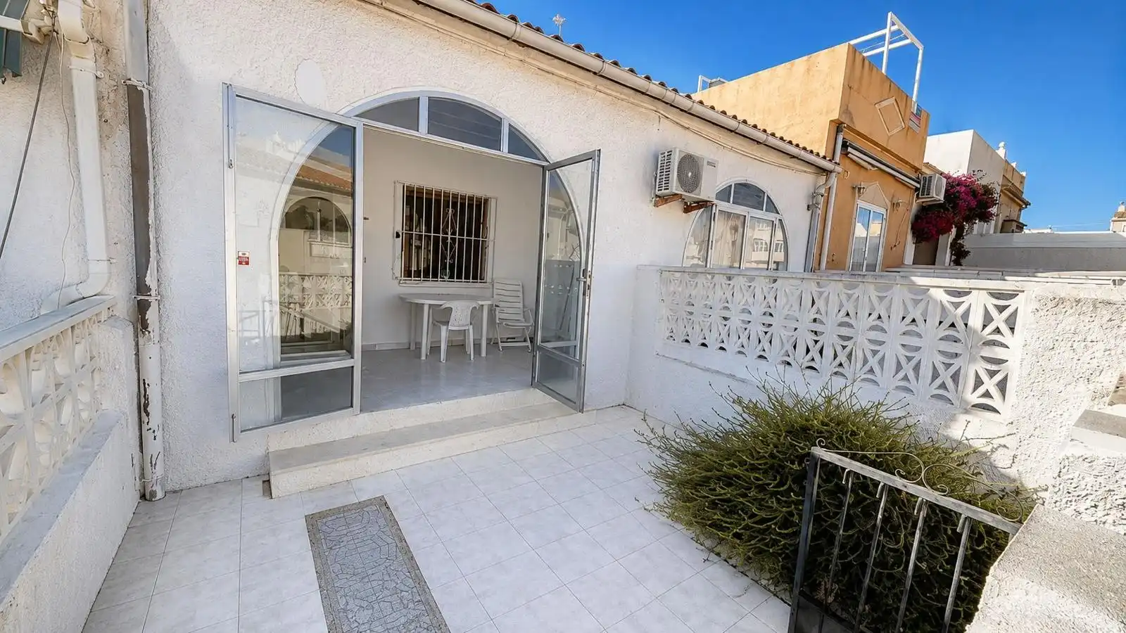 Terraza de Casa adosada en venta en Torrevieja con Amueblado, Horno y TV