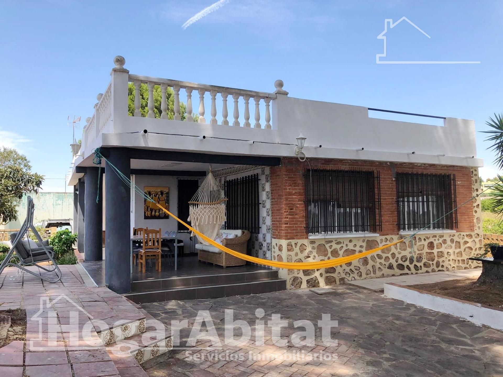 Vista exterior de Casa o xalet en venda en Cheste amb Jardí privat, Terrassa i Traster