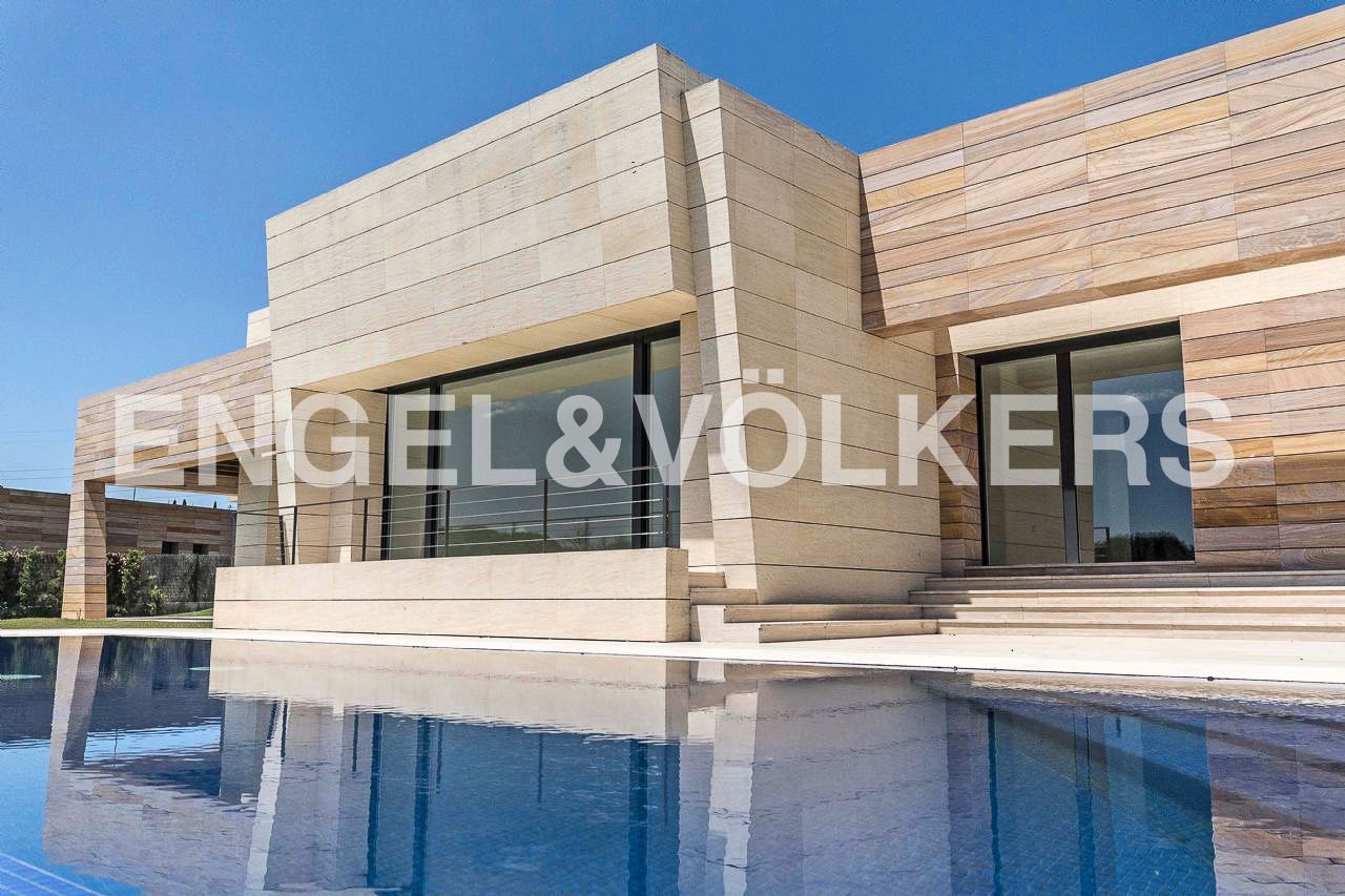 Exterior view of House or chalet to rent in Pozuelo de Alarcón  with Air Conditioner, Heating and Private garden