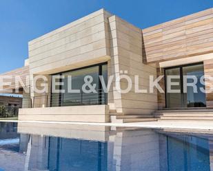 Vista exterior de Casa o xalet de lloguer en Pozuelo de Alarcón amb Aire condicionat, Calefacció i Jardí privat