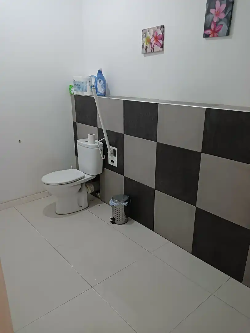 Badezimmer von Geschaftsraum zur Miete in Ripollet mit Klimaanlage, Heizung und Parkett