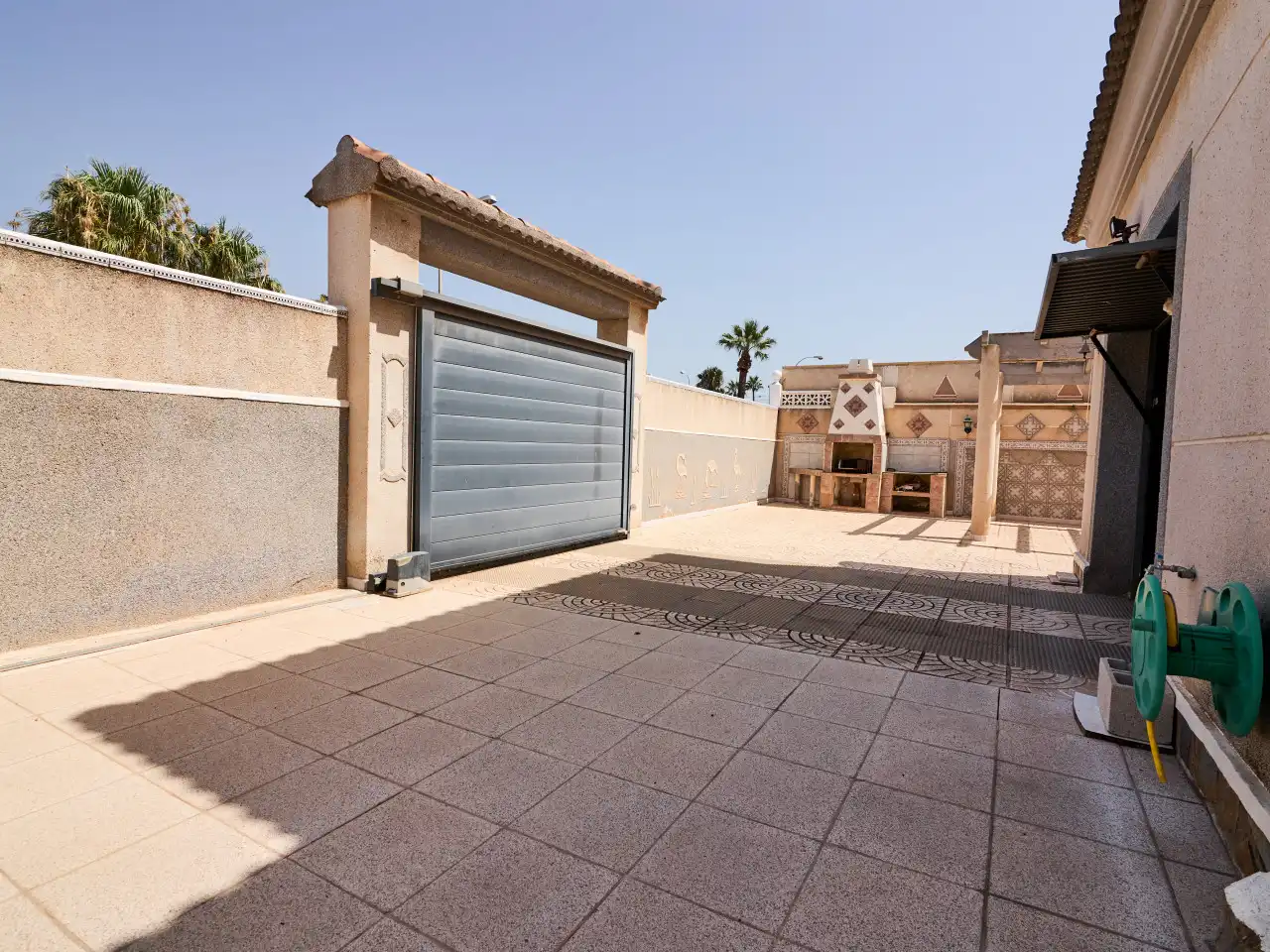 Vista exterior de Casa o xalet en venda en Torrevieja amb Aire condicionat, Calefacció i Jardí privat