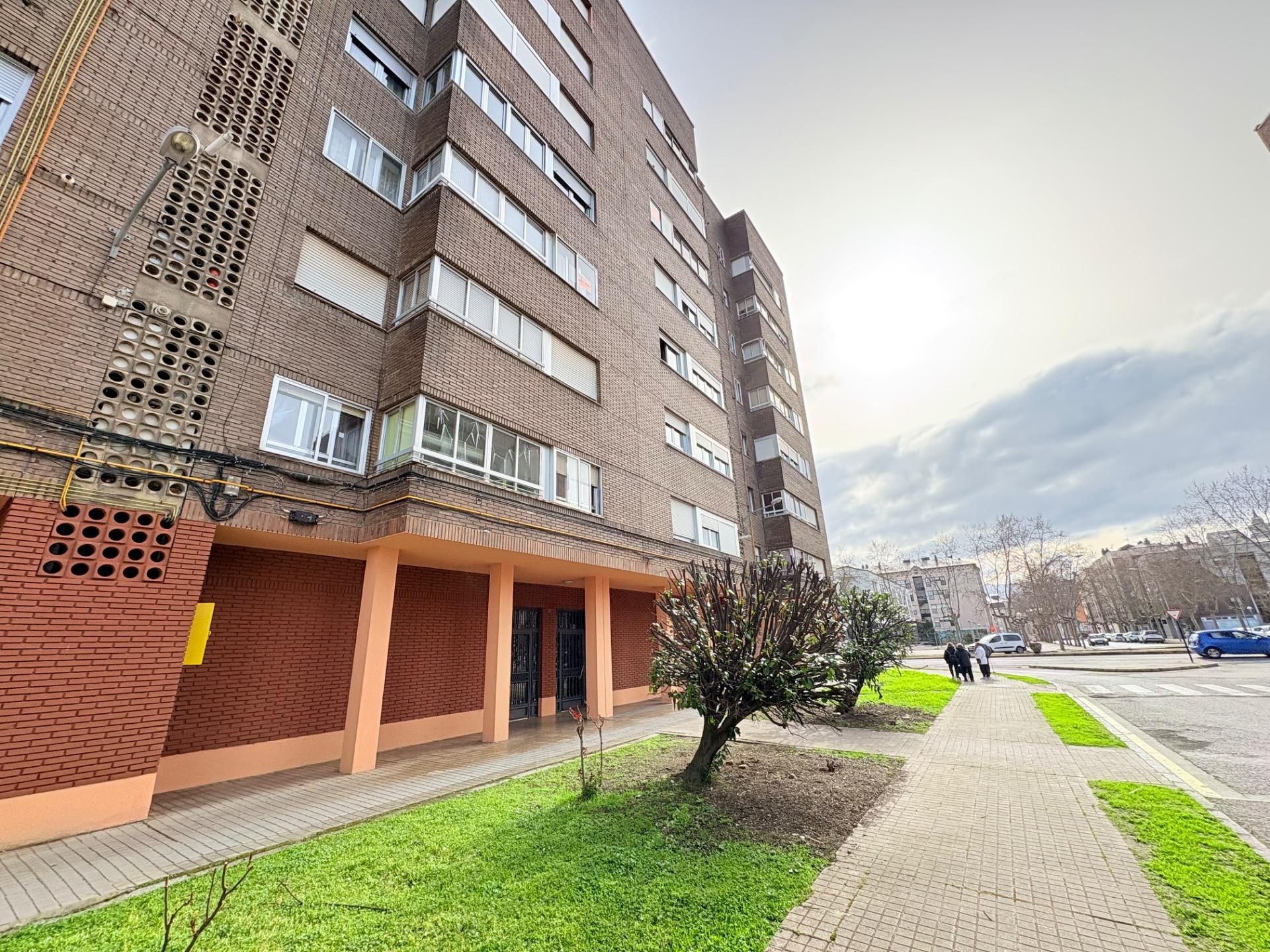 Vista exterior de Pis en venda en Ponferrada amb Calefacció