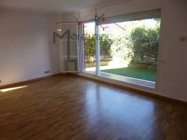 Sala d'estar de Casa adosada en venda en Sant Joan Despí amb Aire condicionat, Calefacció i Jardí privat