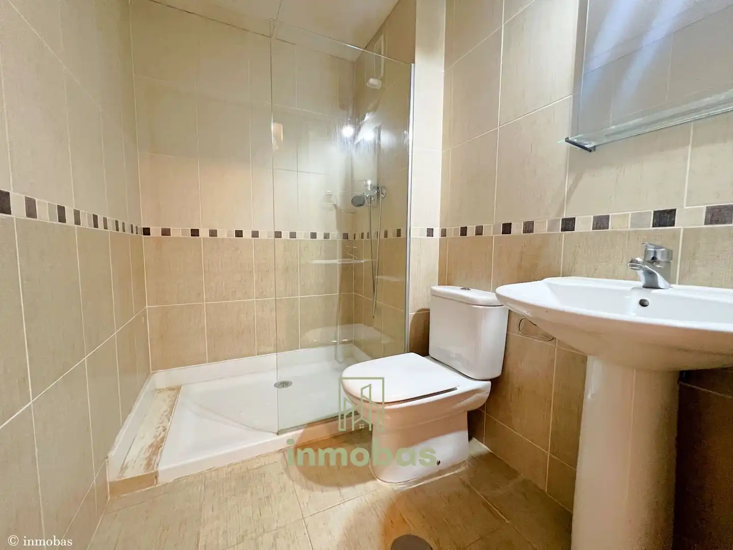 Badezimmer von Wohnungen zum Verkauf in Badajoz mit Klimaanlage und Heizung