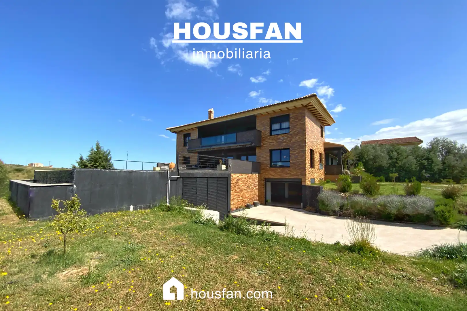 Vista exterior de Casa o xalet en venda en Cáceres amb Aire condicionat, Calefacció i Jardí privat