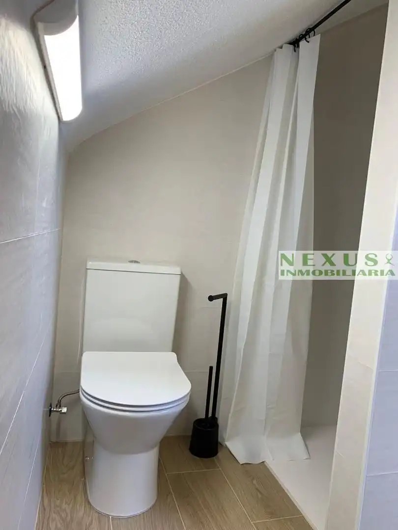 Badezimmer von Dachboden zur Miete in Cáceres mit Klimaanlage, Heizung und Möbliert