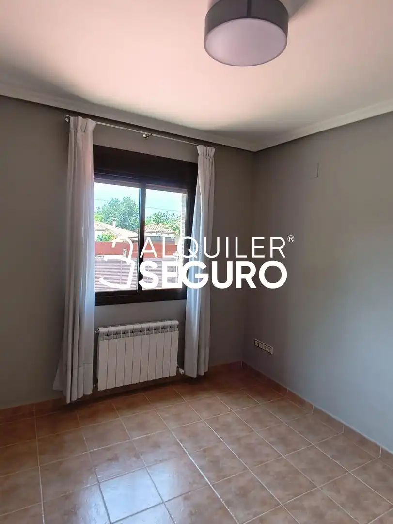 Habitación de Casa o chalet de alquiler en La Adrada  con Calefacción y Trastero