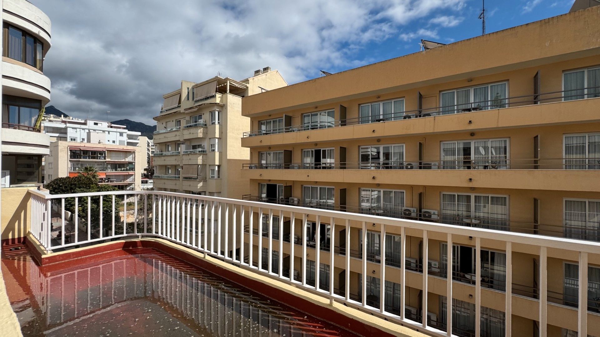 Vista exterior de Ático en venta en Marbella con Aire acondicionado, Terraza y Horno