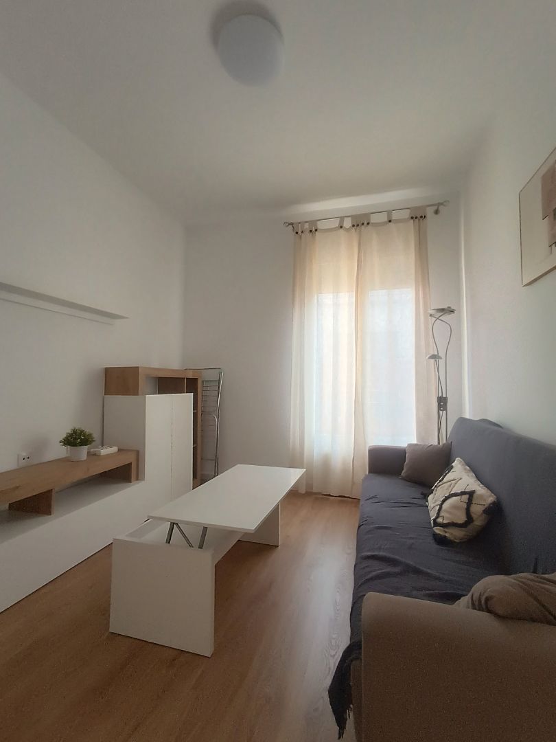 Sala d'estar de Apartament de lloguer en  Madrid Capital amb Aire condicionat, Calefacció i Moblat