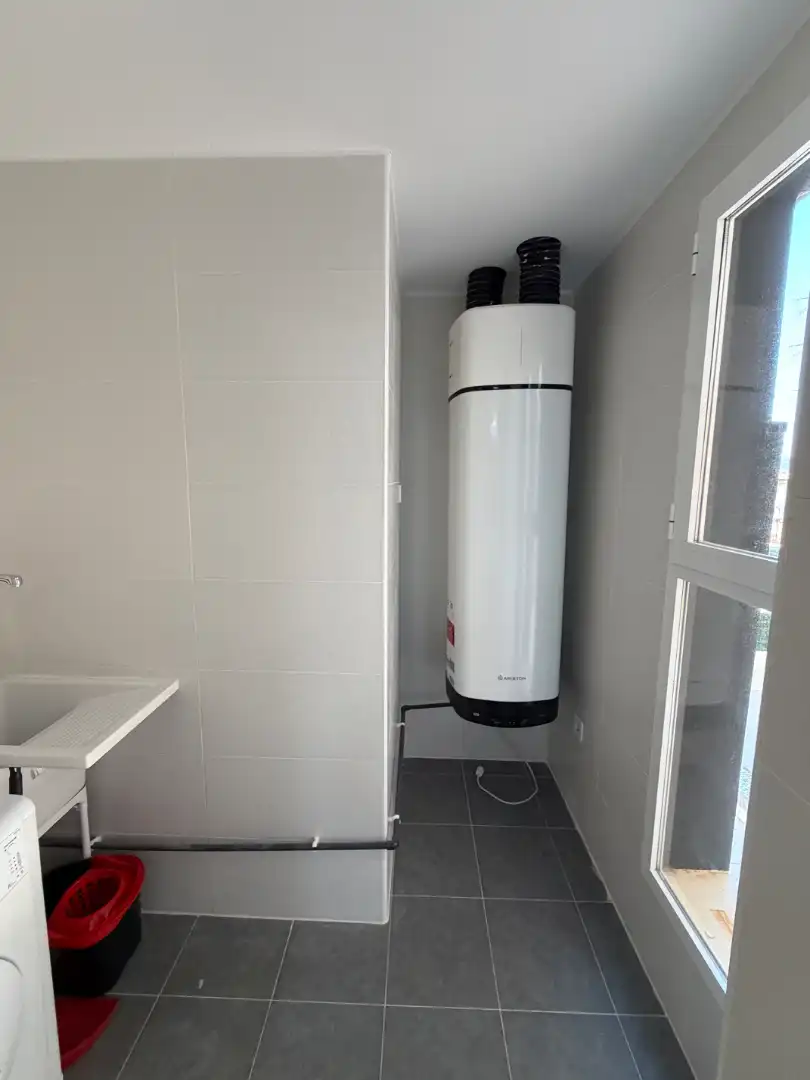 Badezimmer von Wohnung zur Miete in Almazora / Almassora mit Klimaanlage, Heizung und Abstellraum