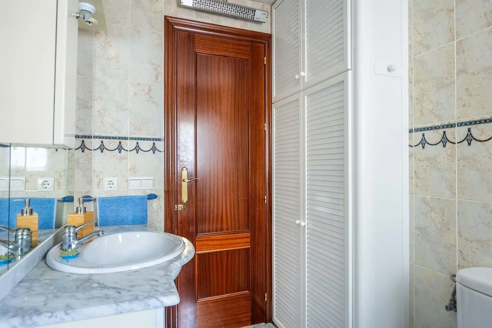 Bany de Casa adosada en venda en Mairena del Aljarafe amb Aire condicionat, Jardí privat i Terrassa