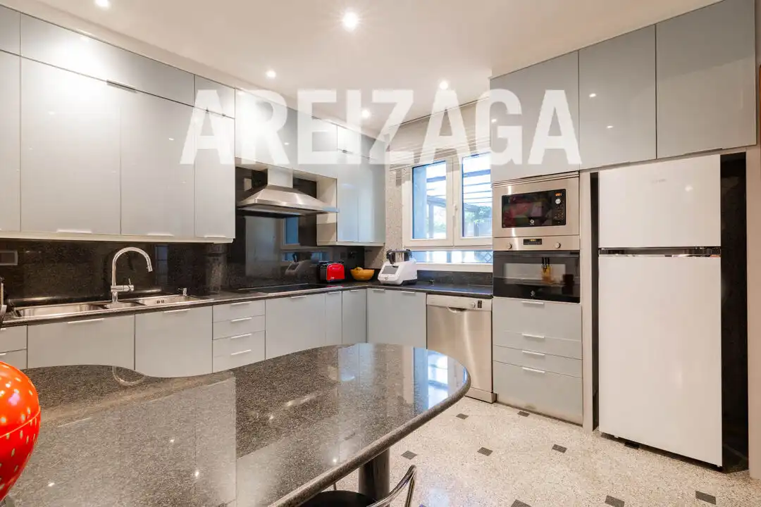 Cuina de Casa o xalet en venda en Donostia - San Sebastián  amb Aire condicionat, Calefacció i Terrassa