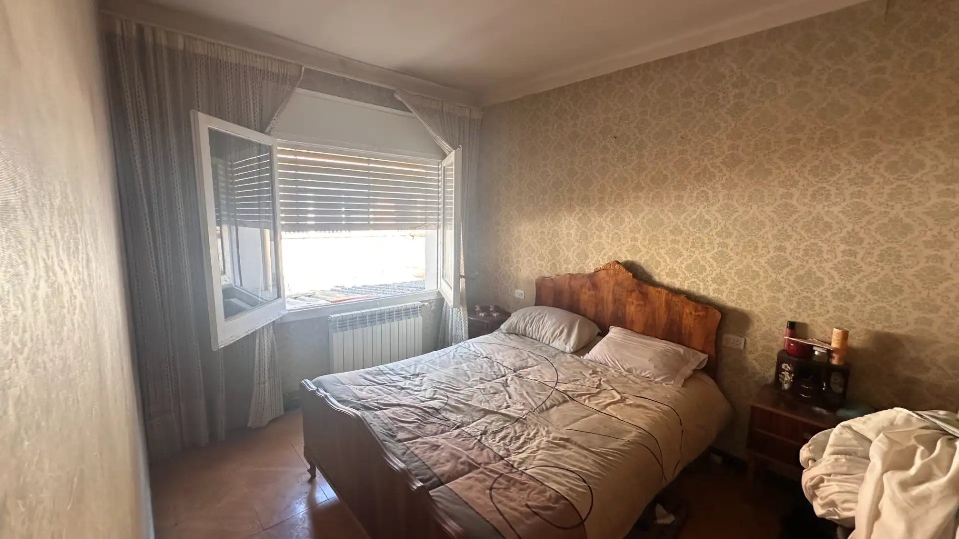 Schlafzimmer von Einfamilien-Reihenhaus zum Verkauf in Sant Joan Les Fonts mit Heizung, Terrasse und Ofen