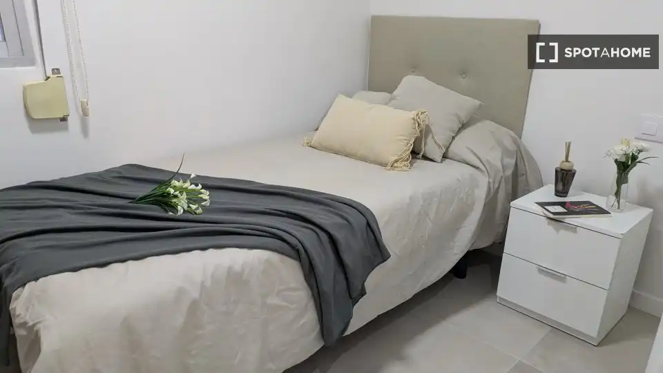 Bedroom of Flat for rent in Burjassot  with Air Conditioner, Heating and Furnished
