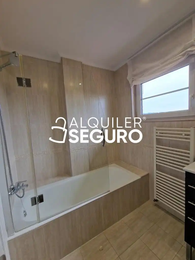 Baño de Piso de alquiler en Getxo  con Calefacción, Terraza y Trastero