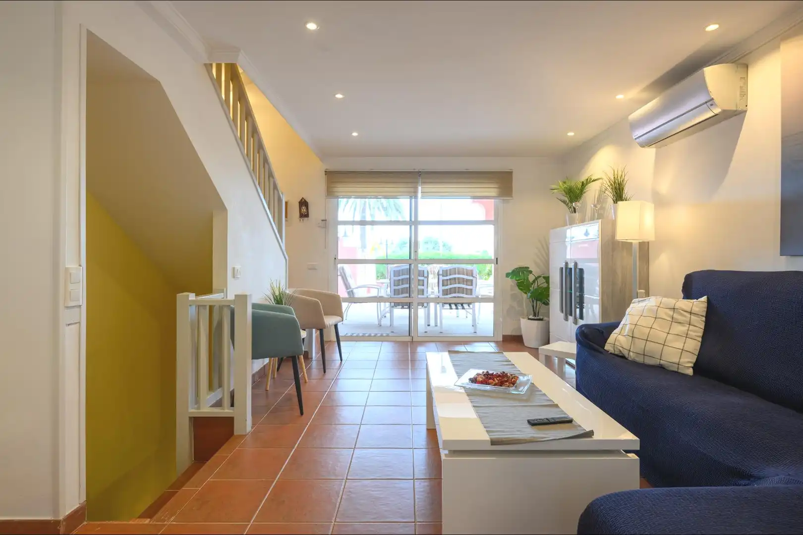 Wohnzimmer von Einfamilien-Reihenhaus zur Miete in San Bartolomé de Tirajana mit Klimaanlage, Privatgarten und Terrasse