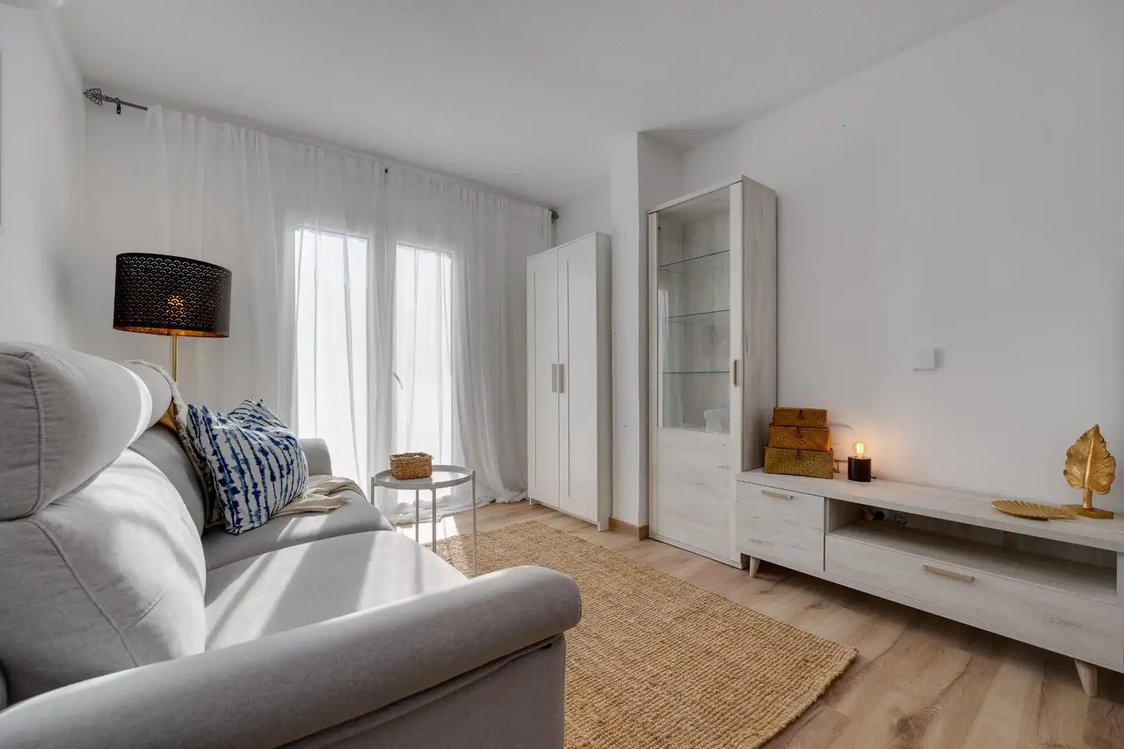 Sala d'estar de Casa o xalet en venda en Torrevieja amb Aire condicionat, Jardí privat i Moblat