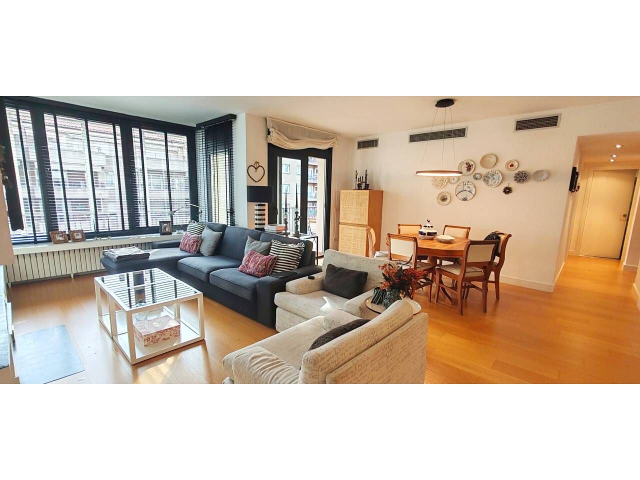 Living room of Flat for sale in Girona Capital  with Air Conditioner, Parquet flooring and Terrace