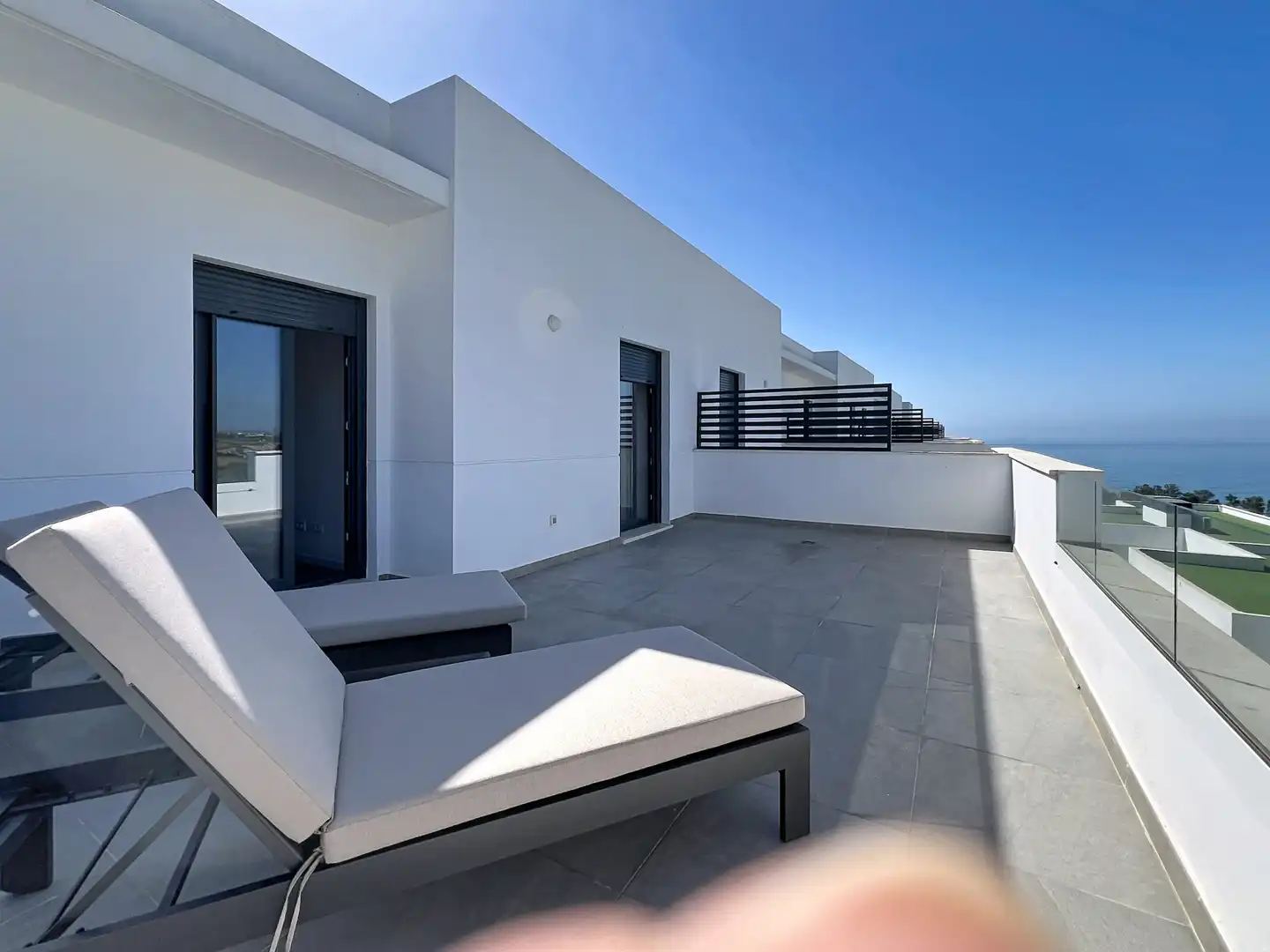 Terrasse von Einfamilien-Reihenhaus zum Verkauf in Manilva mit Klimaanlage, Terrasse und Abstellraum
