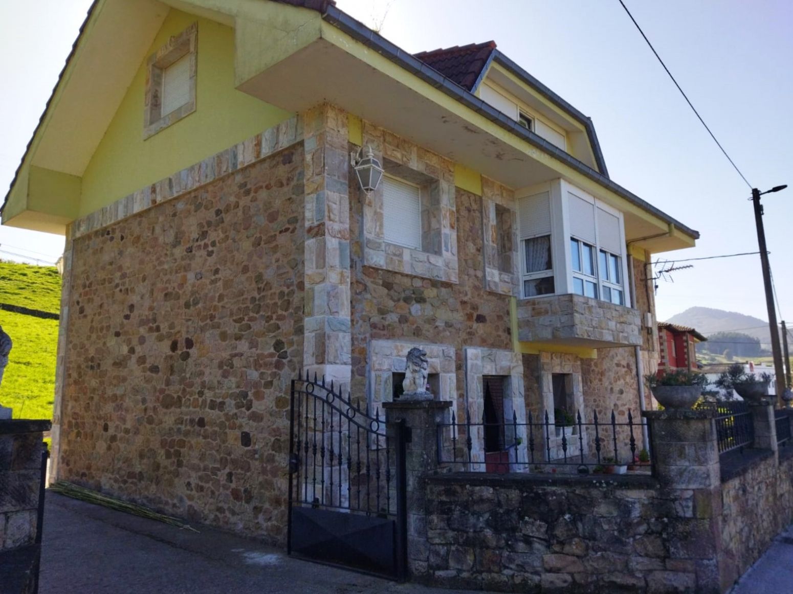 Vista exterior de Casa o xalet en venda en San Felices de Buelna amb Calefacció, Jardí privat i Parquet