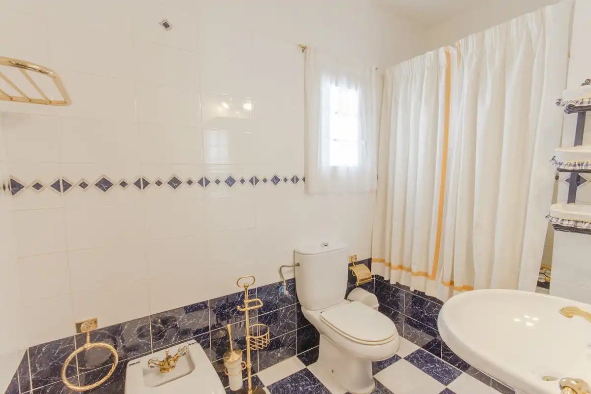 Bathroom of Houses for sale in Benalmádena  with Air Conditioner, Private garden and Terrace