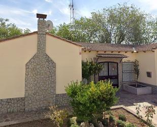 Vista exterior de Casa adosada en venda en Turleque amb Jardí privat