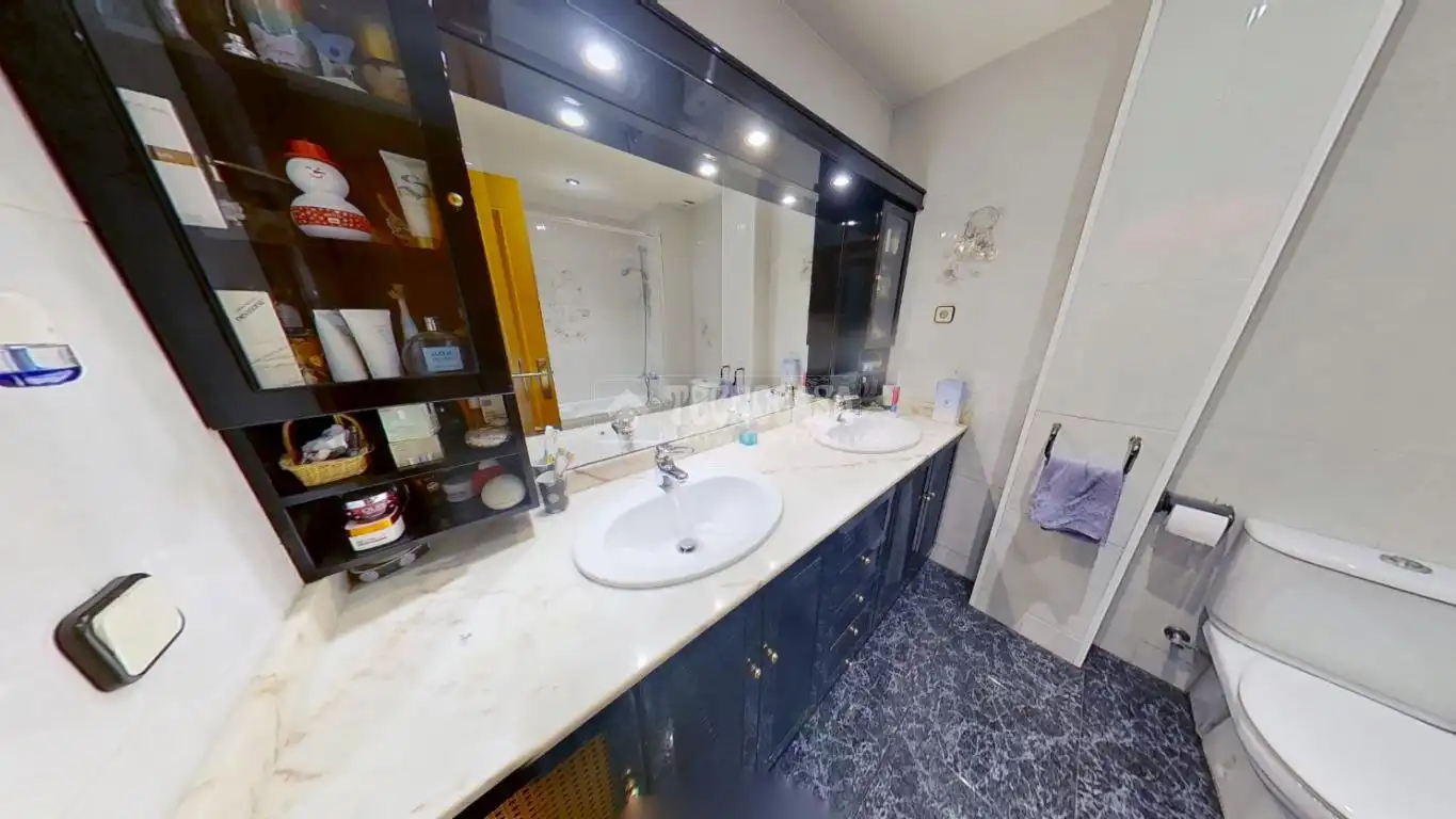 Badezimmer von Wohnung zum Verkauf in Sabadell mit Balkon