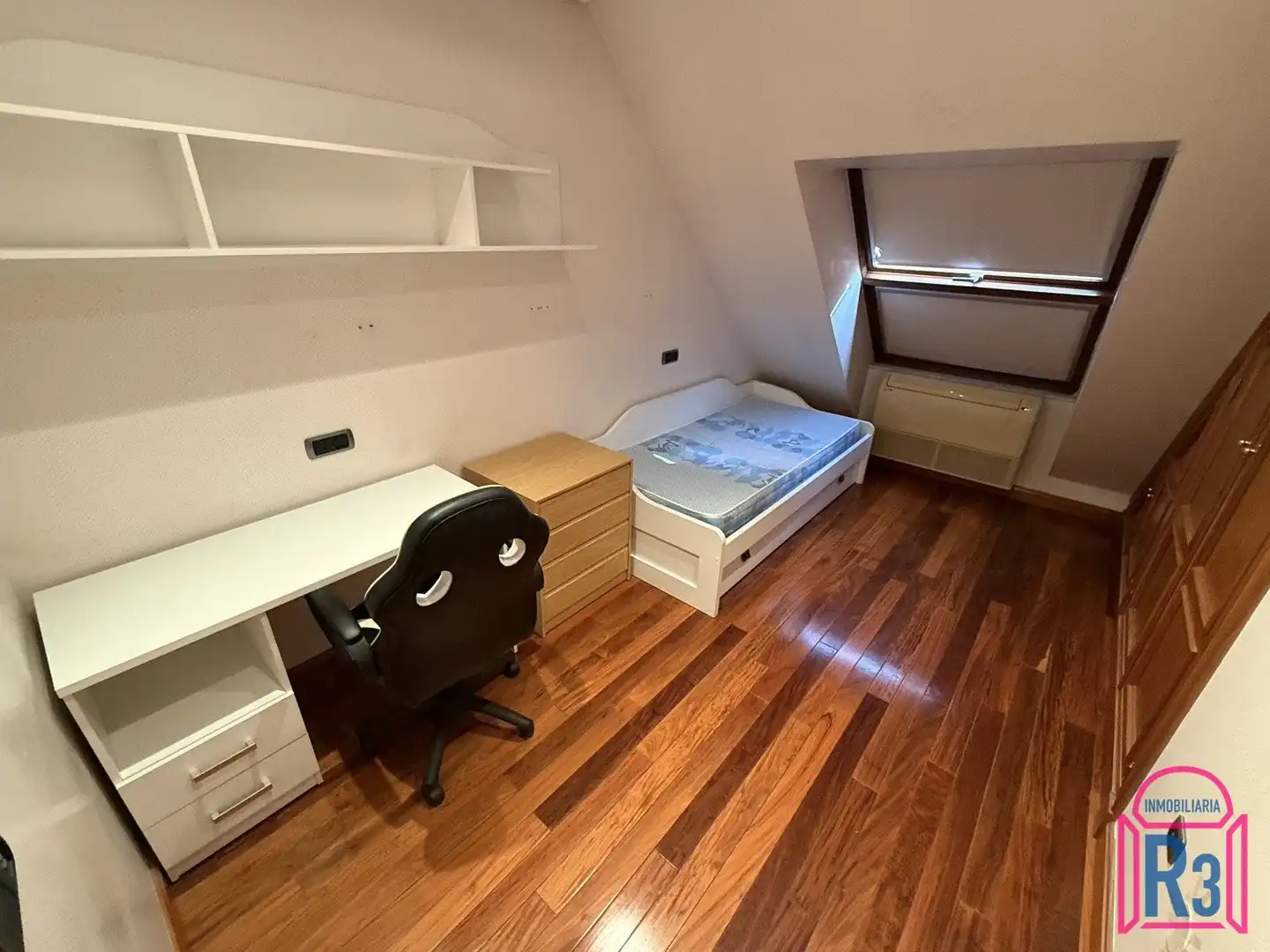Dormitori de Dúplex de lloguer en León Capital  amb Aire condicionat, Calefacció i Terrassa