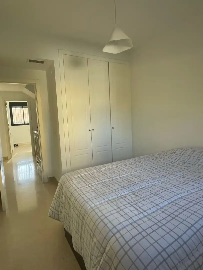 Dormitori de Casa o xalet en venda en Dos Hermanas amb Aire condicionat, Traster i Piscina comunitària