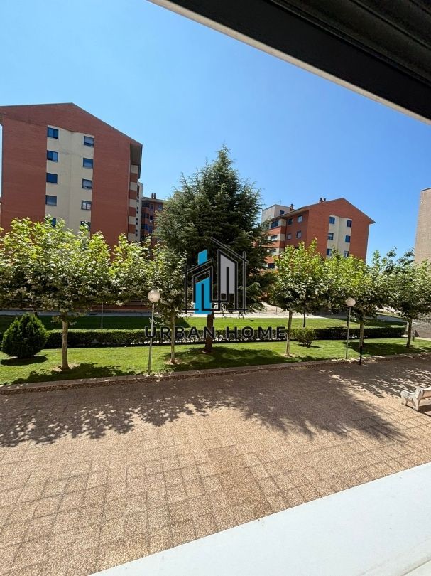 Vista exterior de Piso en venta en León Capital  con Calefacción y Trastero
