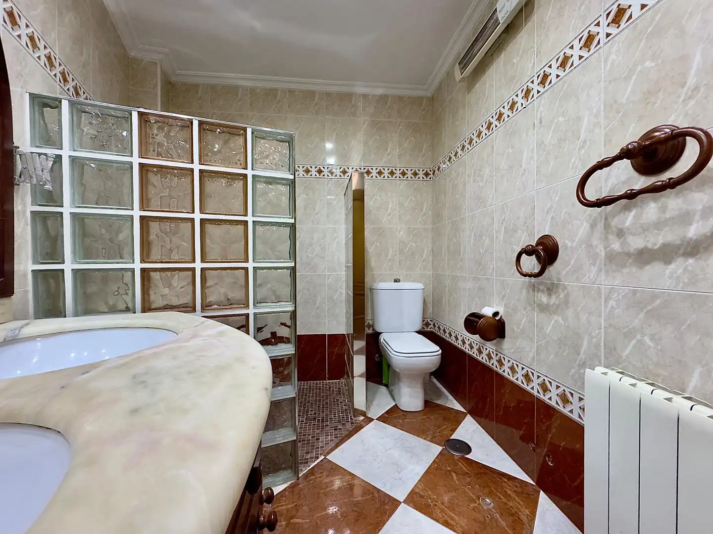Baño de Planta baja en venta en Aspe con Aire acondicionado, Calefacción y Trastero