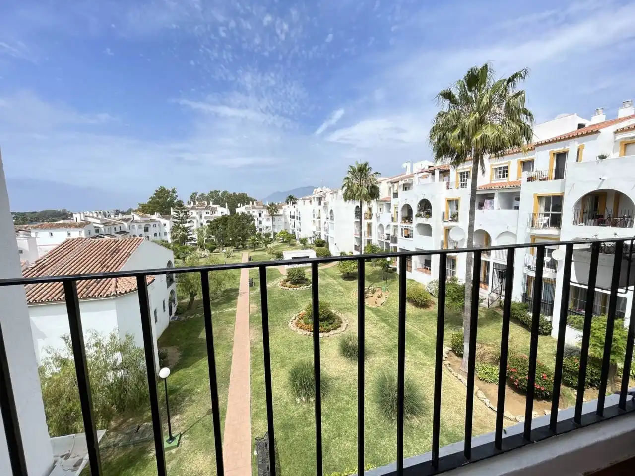 Vista exterior de Pis en venda en Estepona amb Terrassa i Piscina comunitària