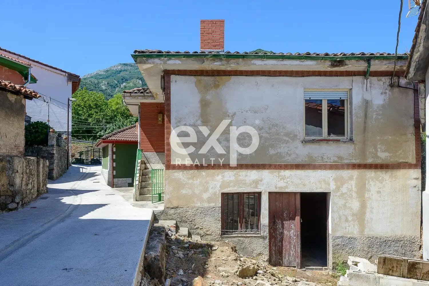 Vista exterior de Casa o xalet en venda en Lena amb Traster i Moblat