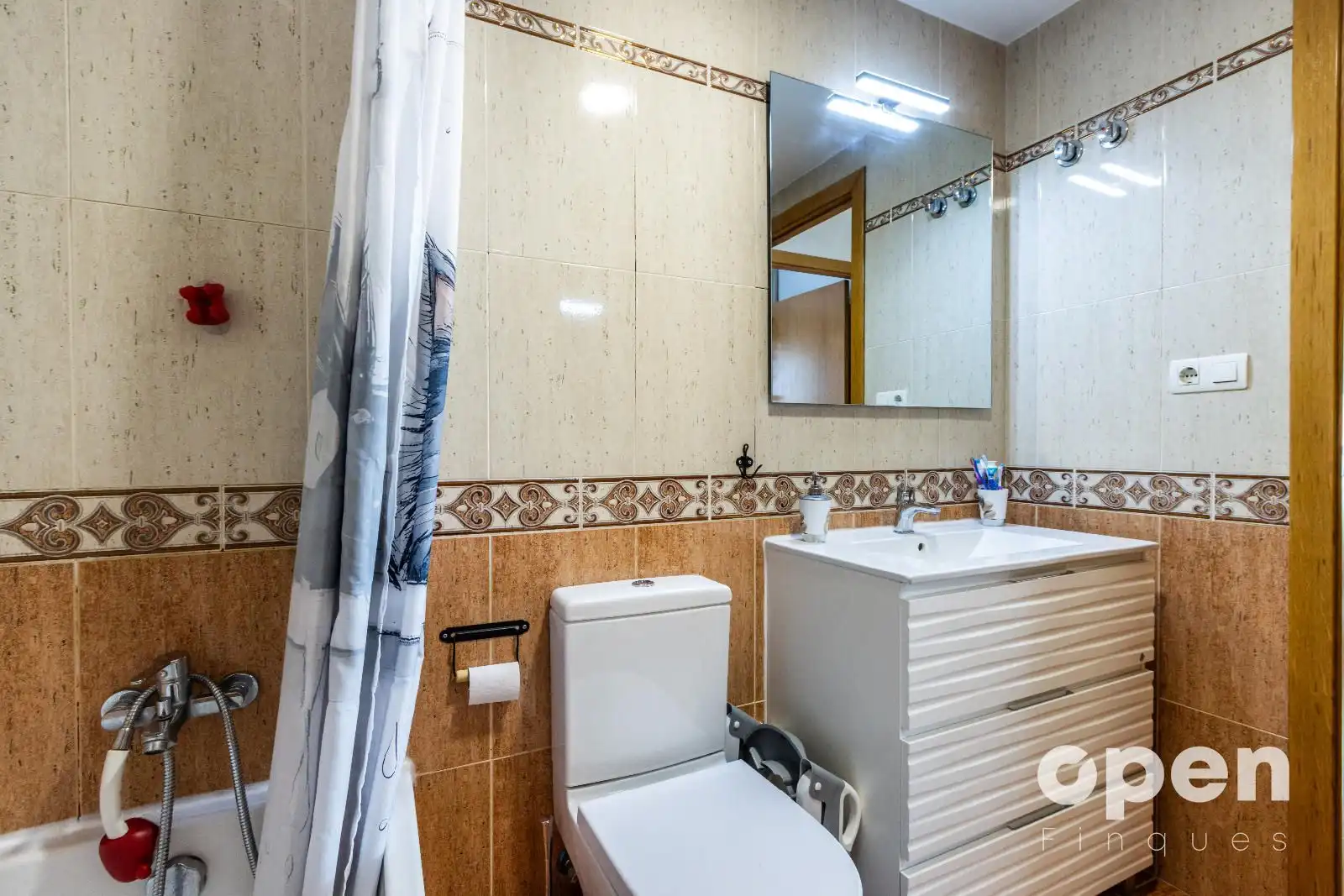 Bathroom of Flat for sale in Terrassa  with Air Conditioner, Heating and Parquet flooring