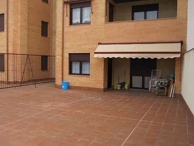 Vista exterior de Pis en venda en Peñaranda de Bracamonte amb Terrassa, Traster i Piscina