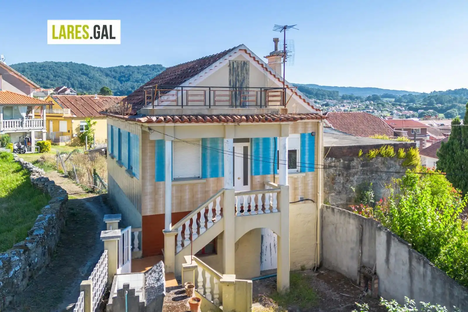 Vista exterior de Casa o xalet en venda en Cangas  amb Terrassa