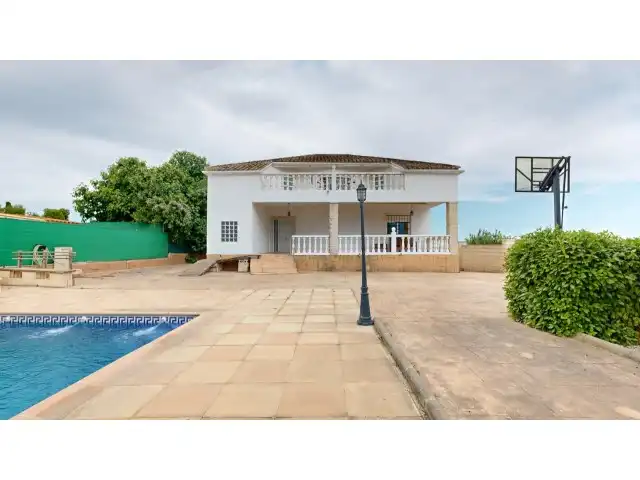 Xalet amb piscina en venda a Urbanizacion Les Mallaes