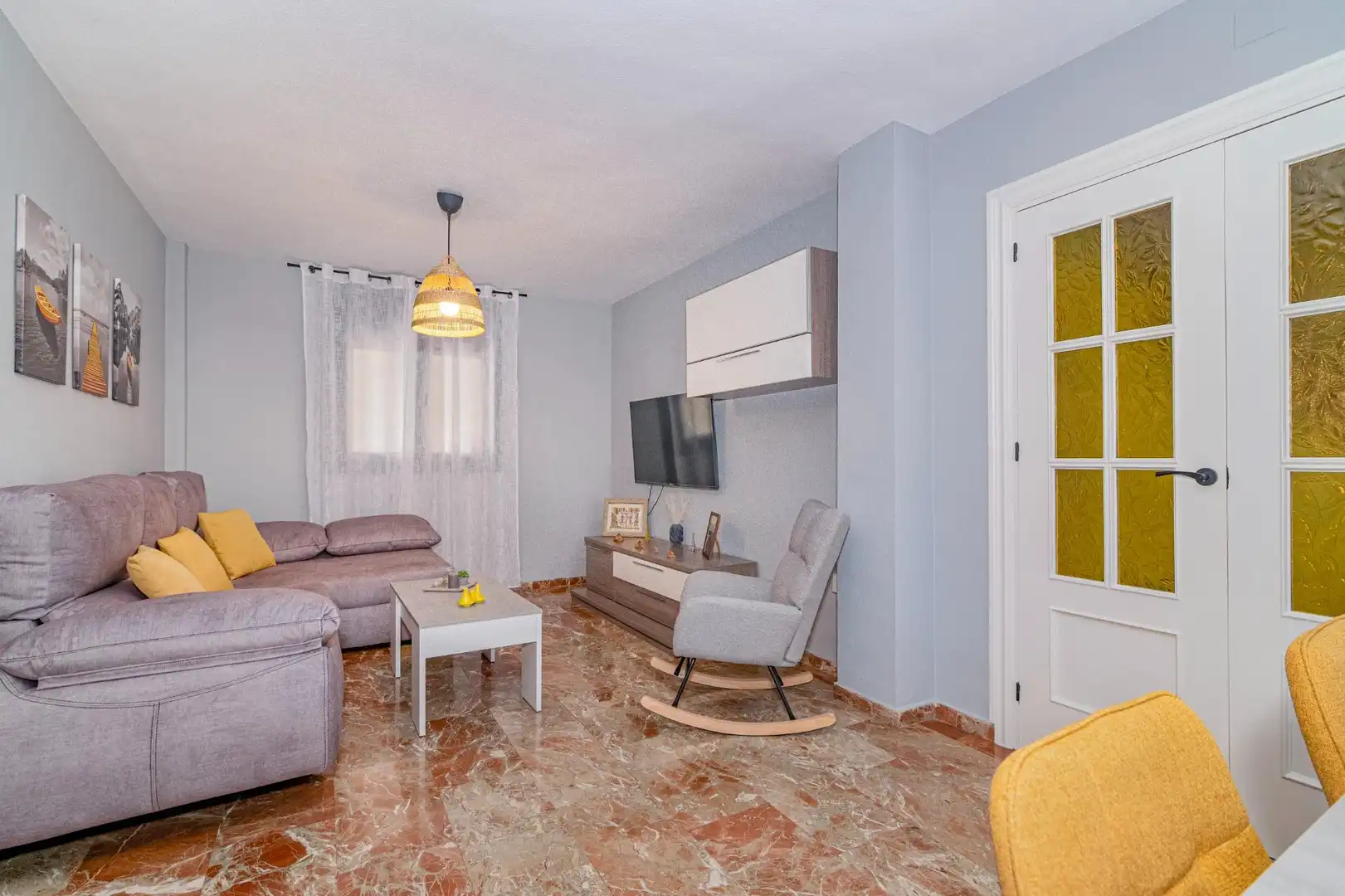 Sala d'estar de Casa adosada en venda en Las Gabias amb Aire condicionat, Terrassa i Moblat