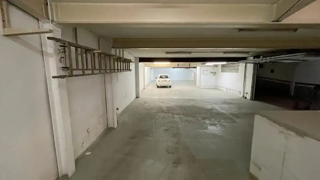 Parkplatz von Fabrikhallen zum Verkauf in Barcelona