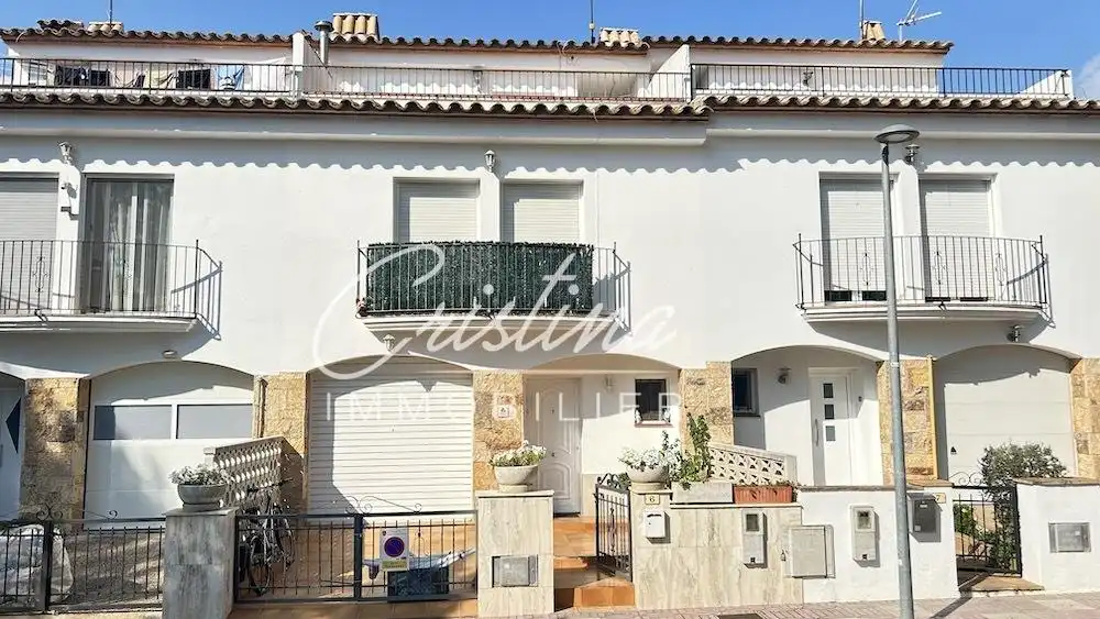 Vista exterior de Casa adosada en venda en Santa Cristina d'Aro amb Calefacció i Jardí privat