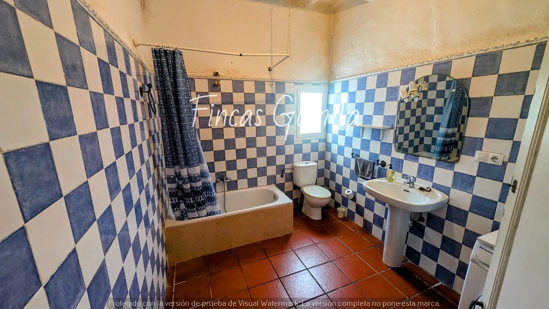 Badezimmer von Country house zum Verkauf in Alaior