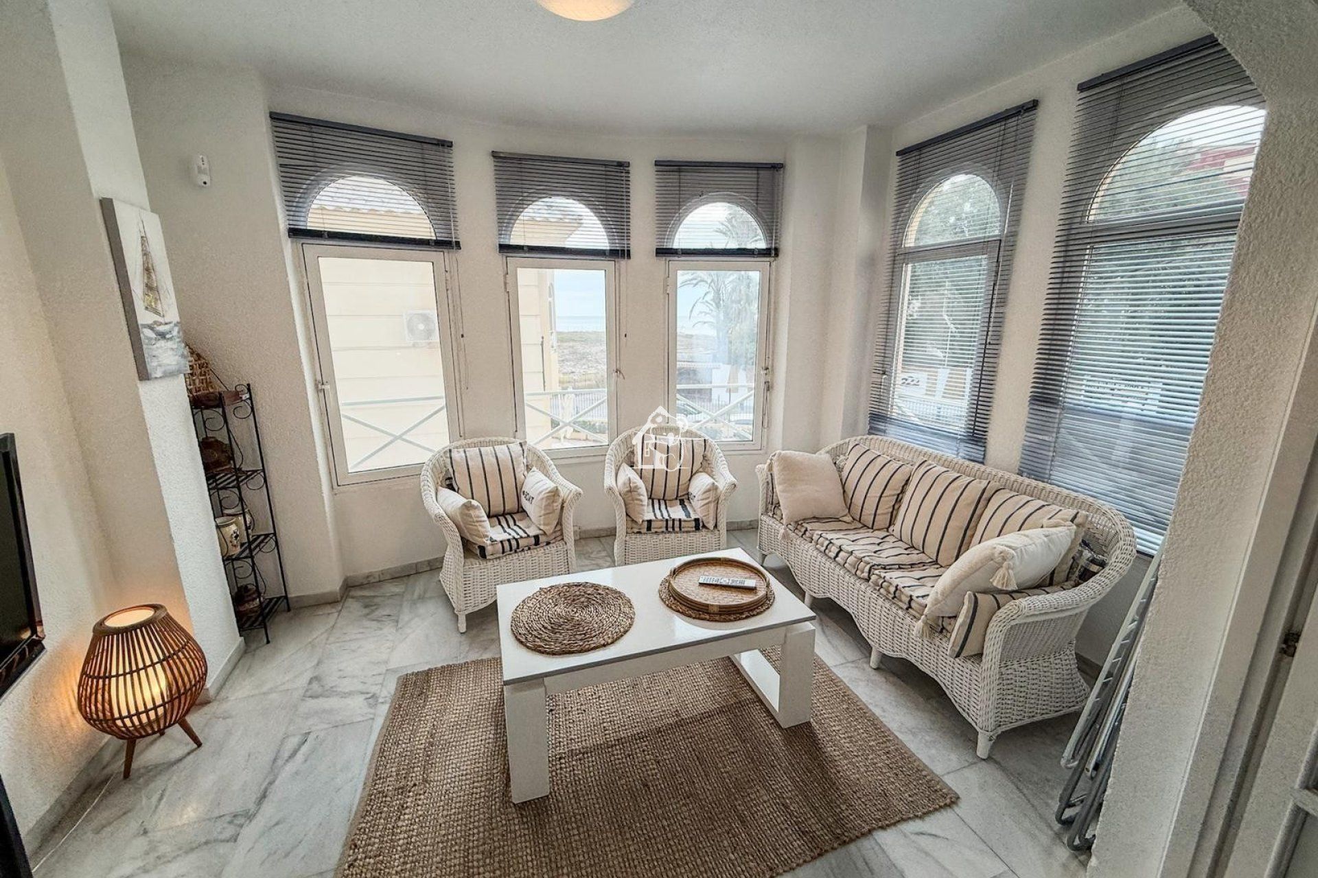 Sala de estar de Apartamento de alquiler en Torrevieja con Aire acondicionado, Terraza y Piscina